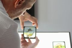 bbcMarko-beim-Leuchttisch_1-©-Diorama-Manufaktur